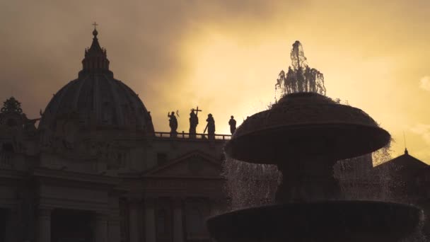 Saint Peter Meydanı 'ndaki Bernini Çeşmesi, Vatikan, gün batımında 4K — Stok video