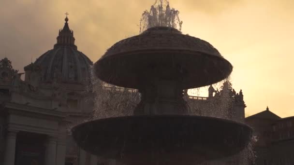 Bernini-Brunnen auf dem Petersplatz, vatikanisch bei Sonnenuntergang in 4k — Stockvideo