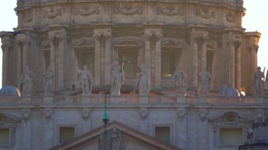 St. Peters katedrali ve dış unsurları Roma 'daki Vatikan şehrinde, İtalya' da 4K 'da.