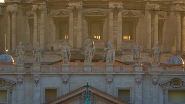 Catedral de São Pedro e seus elementos exteriores na Cidade do Vaticano, em Roma, Itália, em 4k — Vídeo de Stock