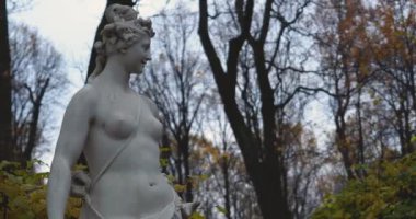 Saint-Petersburg 'daki yaz bahçesinde 4K' da beklenen heykeller.