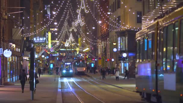 HELSINKI, FINLANDIA - DIC 20, 2018 - Aleksanterinkatu Street en Navidad con tranvías y personas — Vídeo de stock