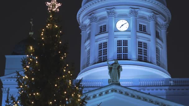 Árbol de Navidad y con edificio del Senado en el fondo en Helsinki, Finlandia en 4k — Vídeos de Stock