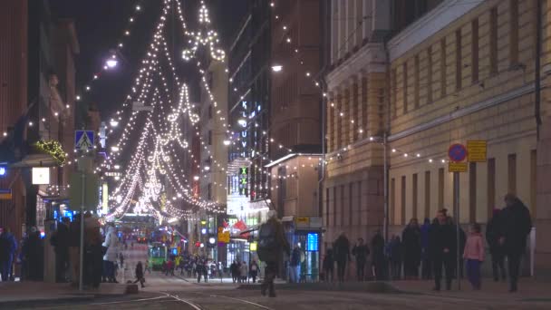 Helsinki, Finlandiya - 20 Aralık 2018 - Aleksanterinkatu Caddesi, tramvaylar ve insanlarla dolu Noel zamanı — Stok video