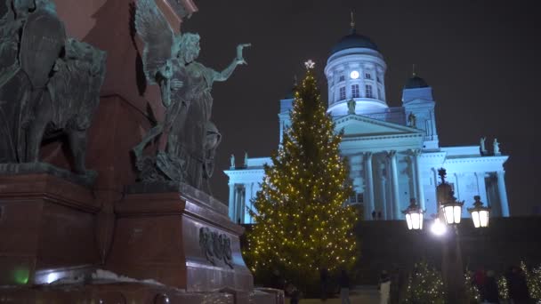 Зимові нічні пейзажі на площі Сенату з різдвяним деревом і будівлею Сенату в Гельсінкі, Фінляндія. — стокове відео