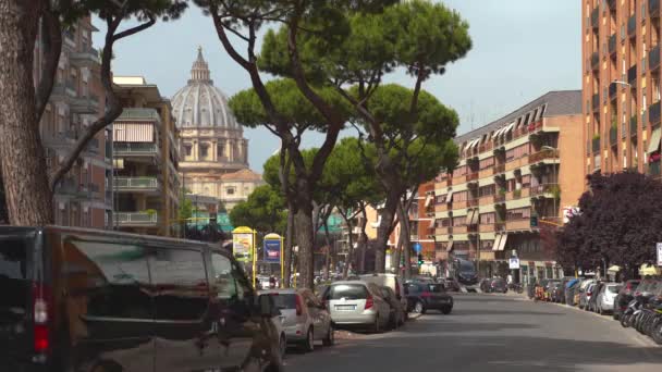 Rom, italien - 18 juni, 2019 - die menschen auf den straßen von vatican mit dem kuppelhintergrund der basilika des heiligen peters in 4k — Stockvideo