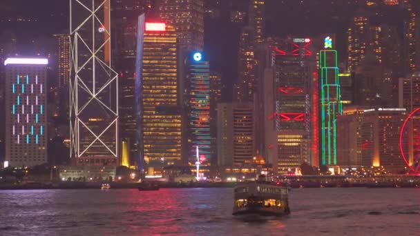 Hong Kong, Čína - 06. 12. 2019: 4k Victoria Harbour s panorama a turistickými loděmi v noci — Stock video