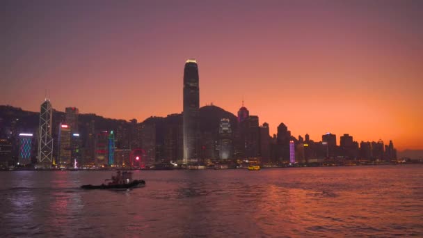 香港、中国- 12月6 、 2019: 4kビクトリア港夜にスカイラインと観光船 — ストック動画