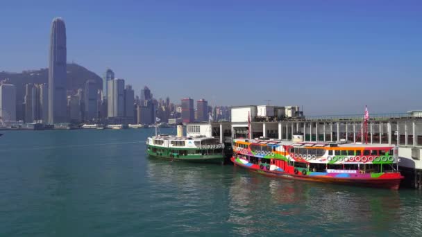 Гонконг, Китай - DEC 06, 2019: 4k Виктория гавань с туристическими лодками — стоковое видео
