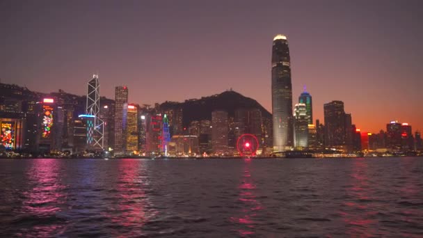 Hong Kong, Čína - 06. 12. 2019: 4k Victoria Harbour panorama v noci — Stock video