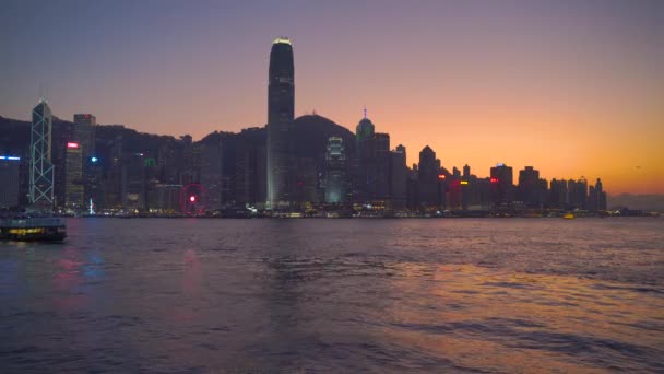 Hong Kong, China - DEC 06, 2019: 4k Victoria porto com skyline e barcos turísticos à noite — Vídeo de Stock