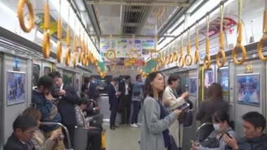 Kobe, Japonya - Kasım 05, 2019 - 4K 'da Jr. Kobe Line vagonundaki insanlar