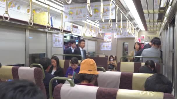 Kobe, Japonsko - listopad 05, 2019 - Lidé nastupují do vlaku Jr Kobe Line ve 4k — Stock video
