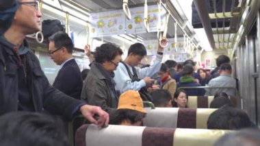 Kobe, Japonya - 5 Kasım 2019 - Kalabalık metro. Küçük Kobe Hattı treni 4K 'da.