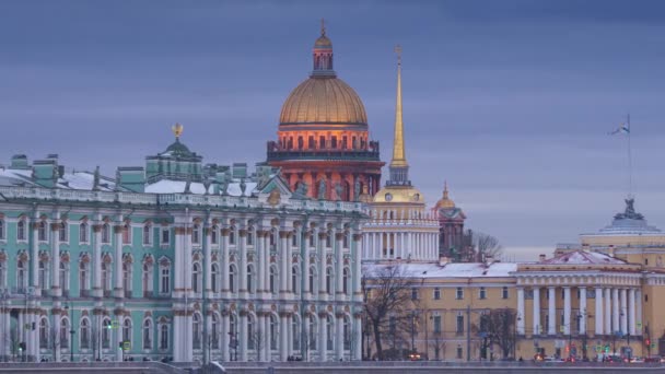 Timelapse av St Isaacs Cathedral med nattljus och Neva flod is i St Petersburg, Ryssland — Stockvideo