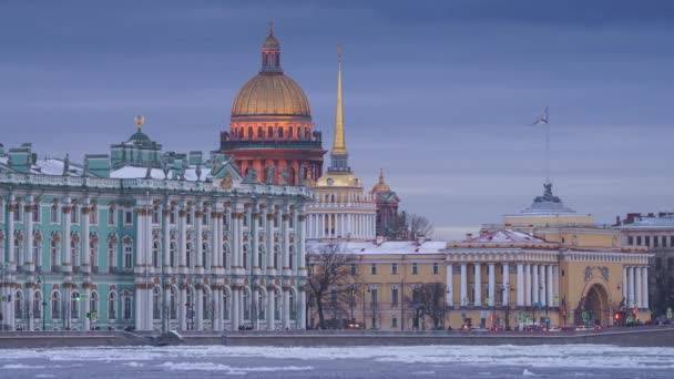 Timelapse de la Catedral de San Isaacs con luces nocturnas y hielo del río Neva en San Petersburgo, Rusia — Vídeo de stock