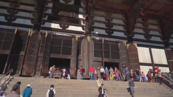 Nara, Japão - NOV 06, 2019: Todaiji Temple stairs and the gate in 4k — Vídeo de Stock