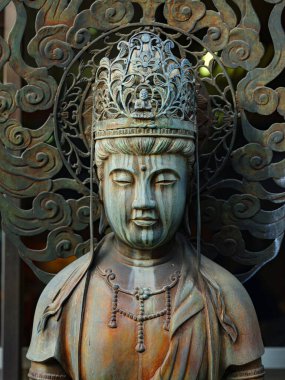 Higashi-Honganji Tapınağında Japon tanrılarının heykelleri.
