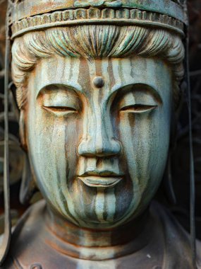 Higashi-Honganji Tapınağında Japon tanrılarının heykelleri.