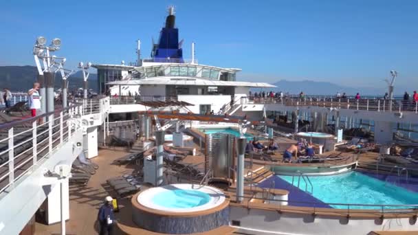 Shizuoka, Japan - NOV 07, 2019：boat deck view with people and swimming pool in Shimizu port in 4k — 图库视频影像