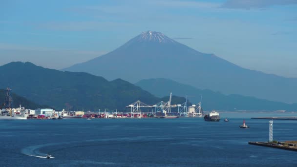 Shizuoka, Japão - NOV 07, 2019: Panorama do porto de Shimizu com montanha Fuji em 4k — Vídeo de Stock