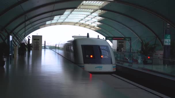Shanghái, China - 23 de octubre de 2019: Tren Maglev en el aeropuerto de Pudong en 4k — Vídeo de stock