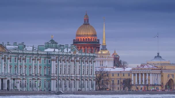 St. Isaacs Katedrali 'nin zaman çizelgesi. Gece lambaları ve Rusya' nın St. Petersburg kentindeki Neva nehri buzu. — Stok video