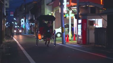 Kyoto, Japonya - NOV 10, 2019: Gion geyşa ağır çekimde gece hayatı