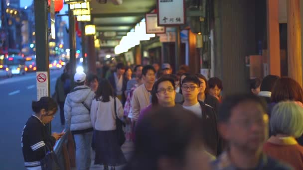 Kjóto, Japonsko - NOV 10, 2019: Gion gejša disrtrict night life in slow motion — Stock video