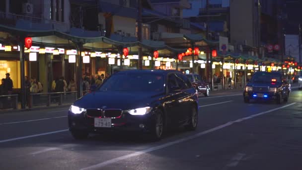 Kyoto, Japão - NOV 10, 2019: Gion geisha disrtrict night life in slow motion — Vídeo de Stock