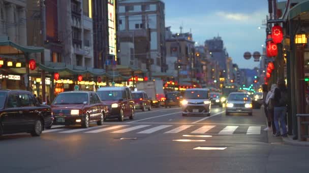 Kyoto, Japonya - NOV 10, 2019: Gion geyşa ağır çekimde gece hayatı — Stok video