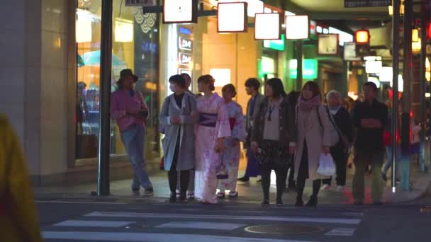 Κιότο, Ιαπωνία - NOV 10, 2019: Gion geisha disrtrict night life in slow motion — Αρχείο Βίντεο