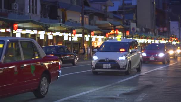 Киото, Япония - NOV 10, 2019: Gion geisha disrtrict night life in slow motion — стоковое видео