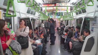 Tokyo, Japonya - NOV 10, 2019: Metro trafiğinin yoğun olduğu saatte metro treni