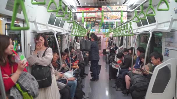 Tokio, Japonsko - NOV 10, 2019: Fullunderground metro vlak během dopravní špičky v metru 4k — Stock video