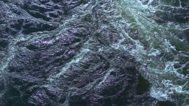 Głęboki turkusowy i błękitne morze z białą pianką w zwolnionym tempie — Wideo stockowe