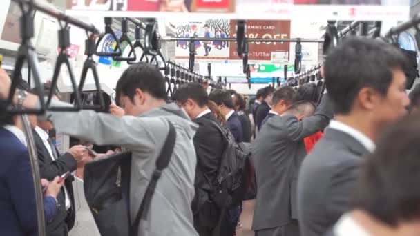 Tokio, Japón - NOV 10, 2019: Tren subterráneo completo durante la hora punta en metro en 4k — Vídeos de Stock