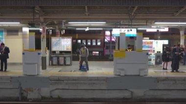 Osaka, Japonya - NOV 05, 2019: 4k 'da istasyonda JR trenini bekleyen insanlar