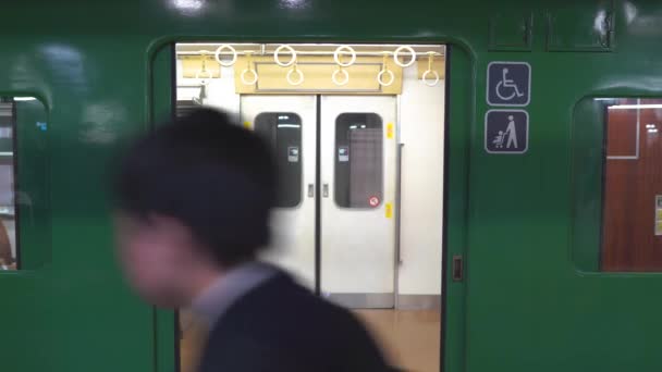 Estación de tren JR en la ciudad de Osaka en Japón en 4k — Vídeos de Stock