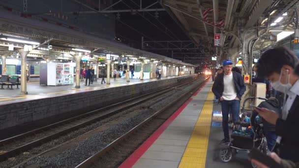 Ósaka, Japonsko - NOV 05, 2019: Lidé čekají na vlak JR ve stanici 4k — Stock video
