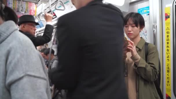 Tokyo, Japonya - NOV 10, 2019: Metro trafiğinin yoğun olduğu saatte metroda dolu metro treni — Stok video