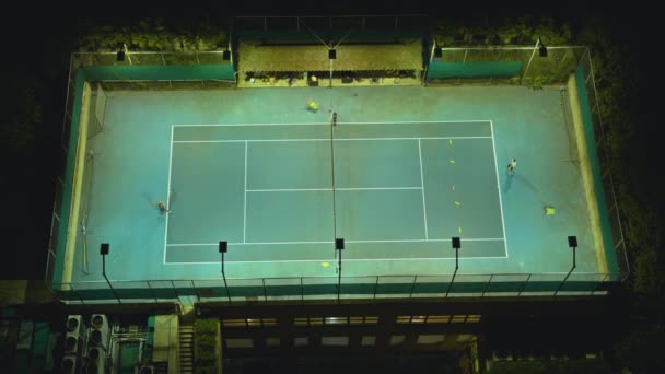 Mannen tennissen vanuit de lucht, Shanghai in China in 4k — Stockvideo