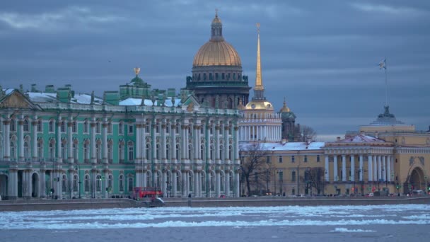 St. Isaacs Katedrali, gece lambaları ve Neva nehri buzu ile St Petersburg, Rusya 'da 4k. — Stok video