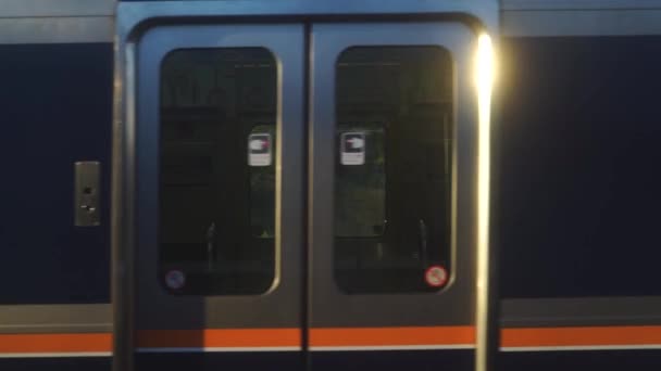 Медленное движение проходящего мимо поезда JR — стоковое видео