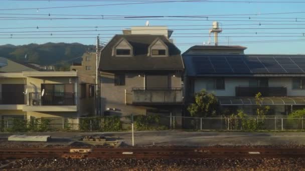 Kobe, Japonya - NOV 05, 2019: JR treni yavaş çekimde sokak görüntüsü — Stok video