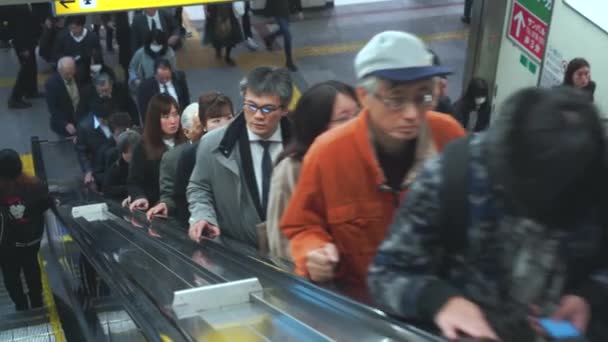 Kobe, Ιαπωνία - NOV 05, 2019: Κλιμακωτές κυλιόμενες σκάλες σταθμού JR με πλήθος κόσμου να ανεβαίνει — Αρχείο Βίντεο
