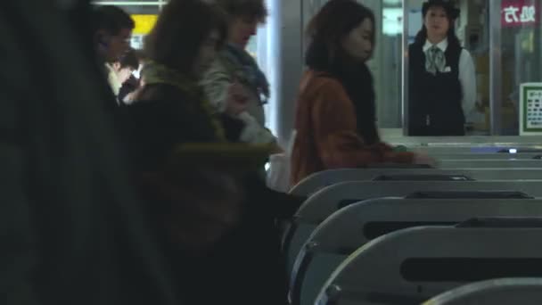 Kobe, Japonya - NOV 05, 2019: JR istasyonu turnikesi, bir sürü insan girip çıkıyor — Stok video