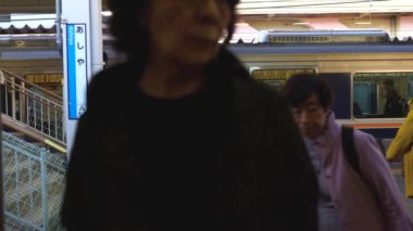 Kobe, Japonya - NOV 05, 2019: JR tren istasyonundaki insanlar kapanış kapısından yavaş çekimde geçtiler