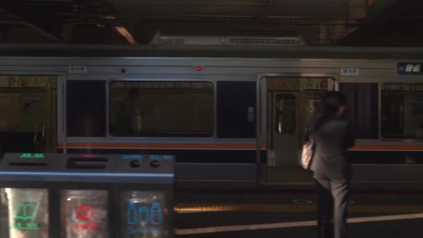 Kobe, Japan - 05. November 2019: JR-Zug verlässt den Bahnhof in Zeitlupe — Stockvideo