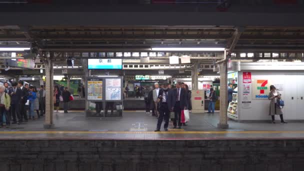 Ósaka, Japonsko - NOV 05, 2019: Vlakové nádraží JR ve 4k — Stock video